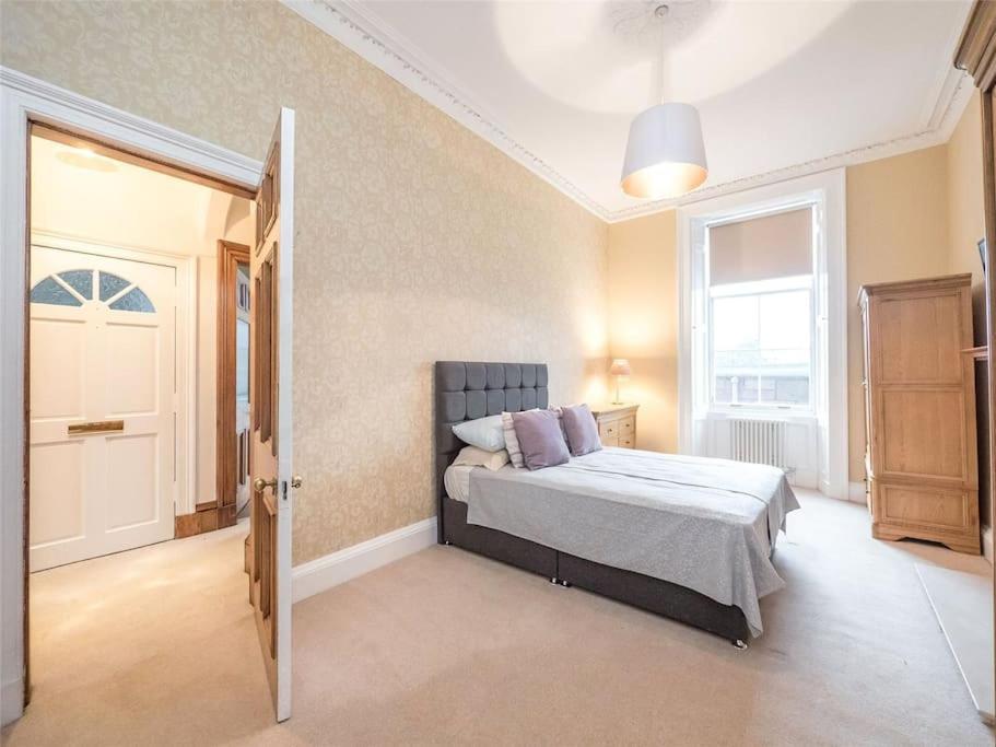 Beautiful & Bright 2 Bed Flat Murrayfield Appartamento *